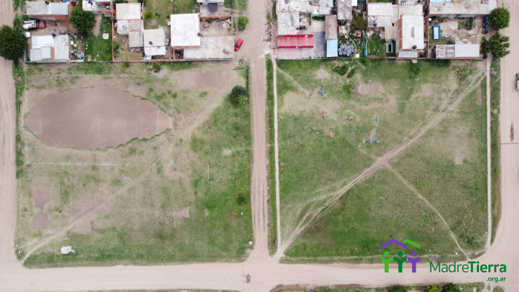 imagen aérea de las dos hectarias donde se construira la plaza en el barrio los hornos, Cuartel V, Partido de Moreno. 